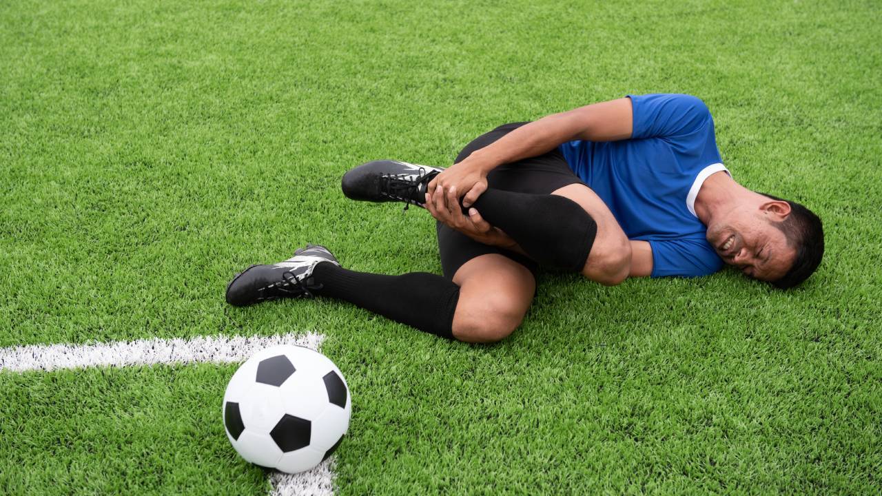 achilles-tendinitis-injury-during-football-match