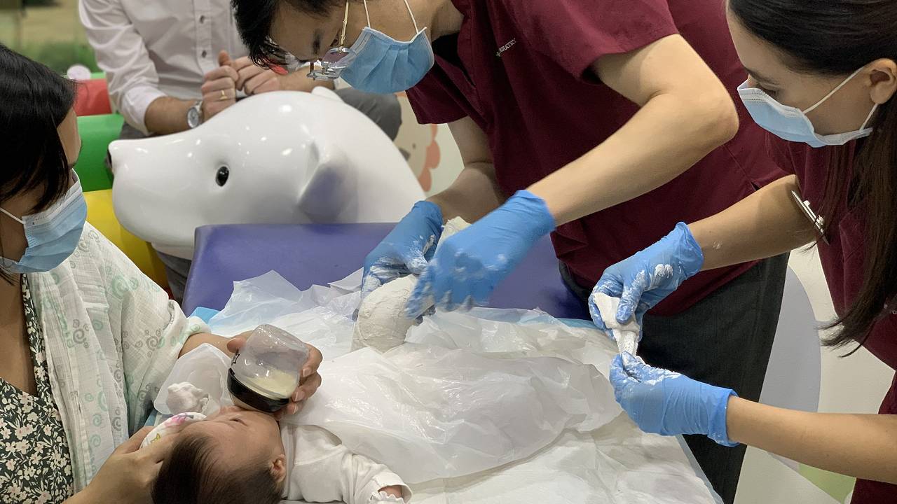 bow-legs-in-children-DML-chantelle-apply-cast-image