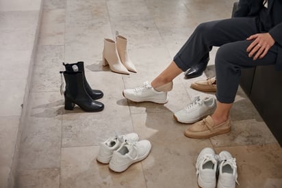 How to Choose the Right Footwear for Flat Feet and Foot Pain in Singapore