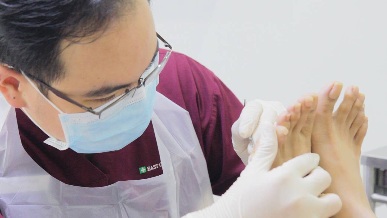 Podiatrist Benedict Khoo doing Treatment