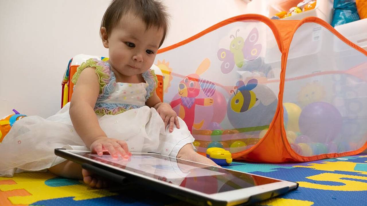 ECP | Toddlers interacting with ipad