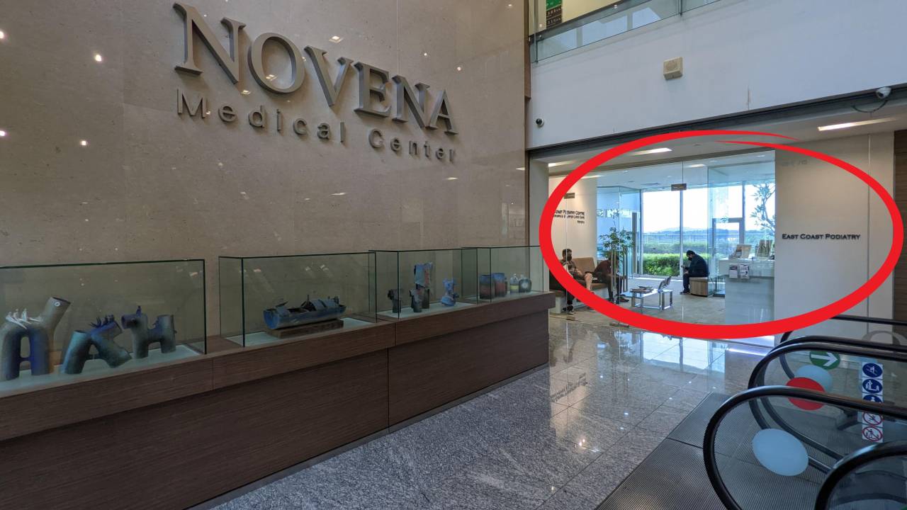 当您面向"Novena Medical Center" 的墙壁时，东海岸足科（诺维娜）就在您的右边